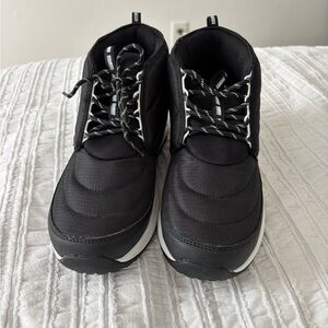 Khombu Women’s Snow Shoes in Size 9